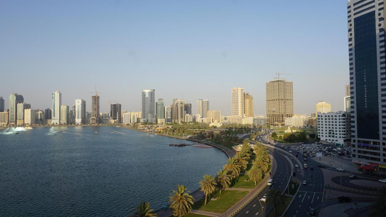 Golden Tulip Sharjah Apart otel Dış mekan fotoğraf