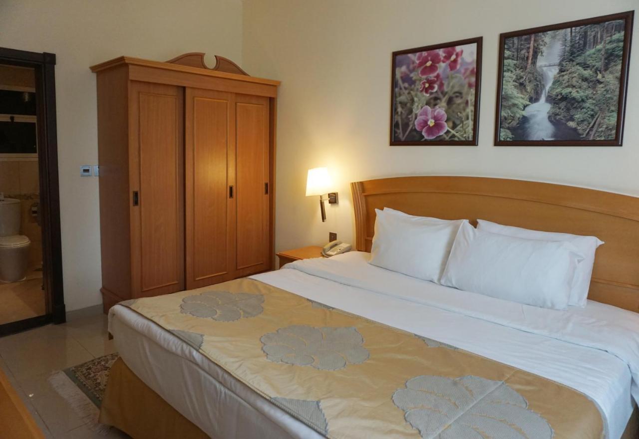 Golden Tulip Sharjah Apart otel Dış mekan fotoğraf