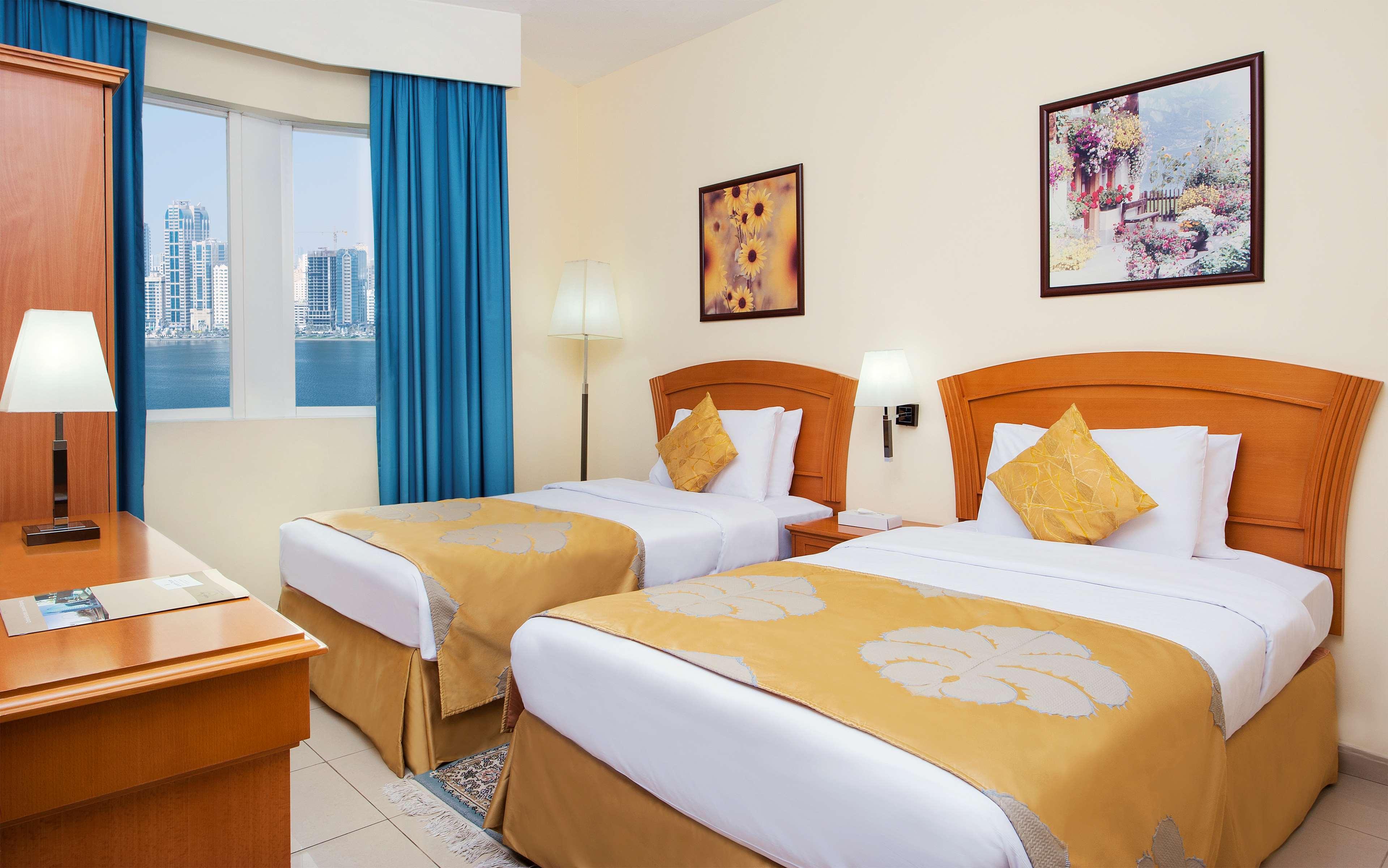 Golden Tulip Sharjah Apart otel Dış mekan fotoğraf