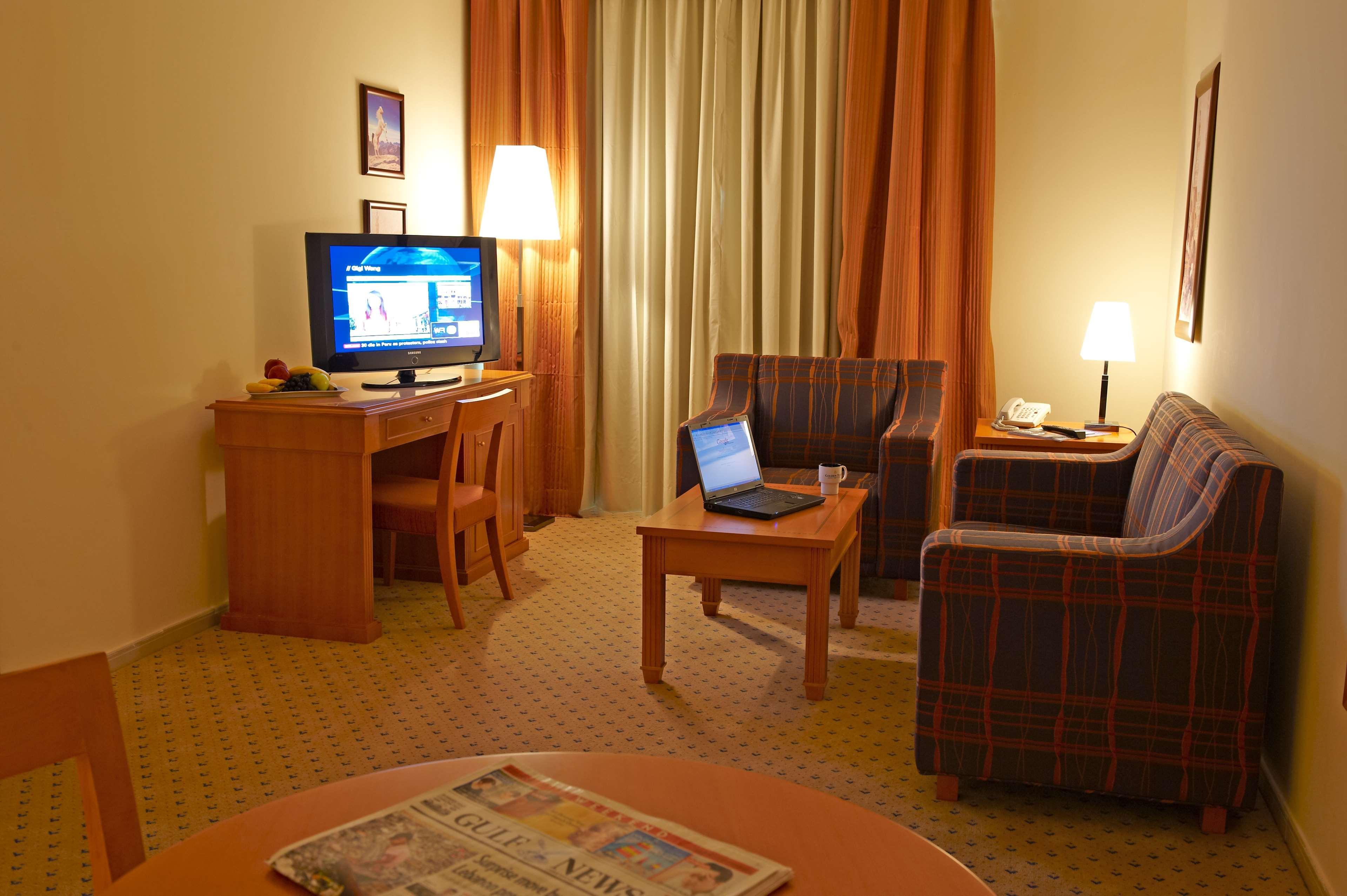 Golden Tulip Sharjah Apart otel Dış mekan fotoğraf