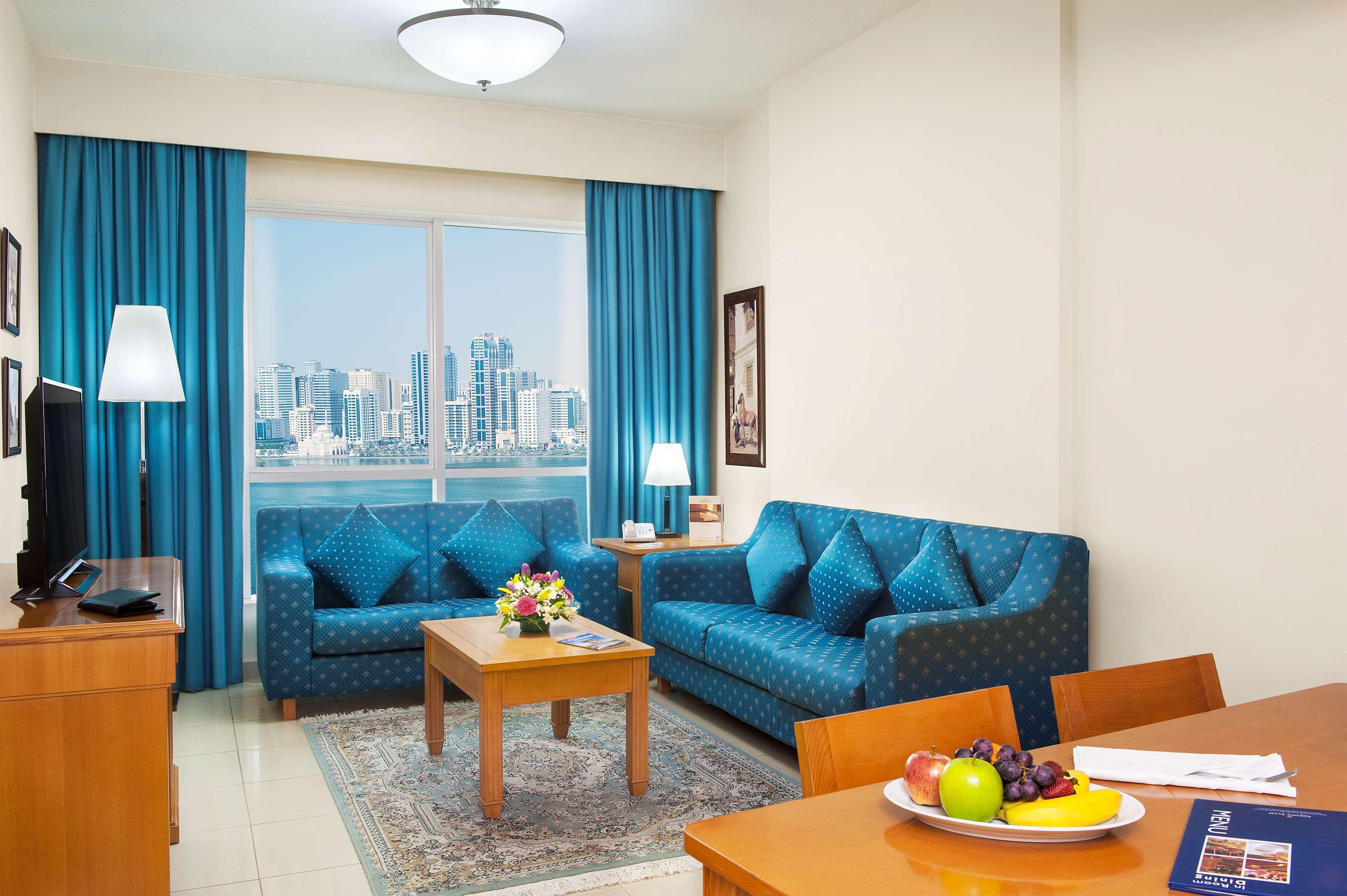 Golden Tulip Sharjah Apart otel Dış mekan fotoğraf