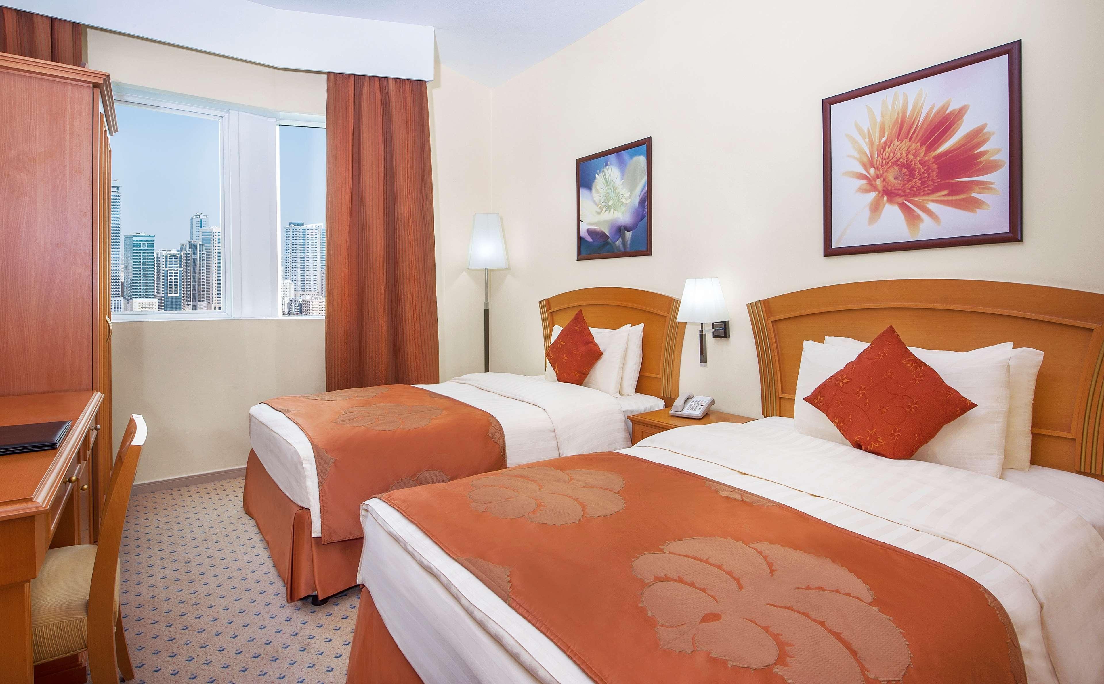 Golden Tulip Sharjah Apart otel Dış mekan fotoğraf