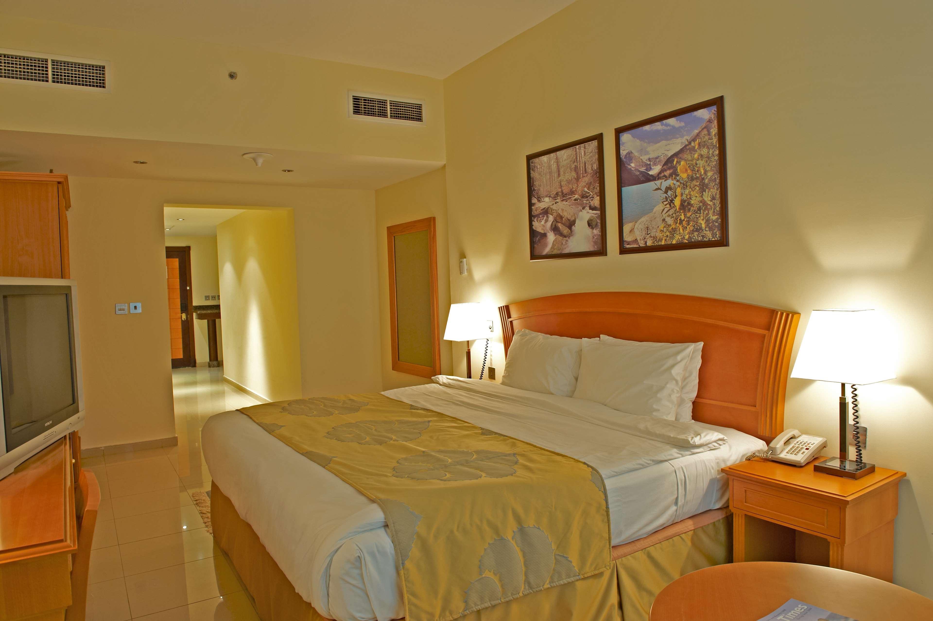 Golden Tulip Sharjah Apart otel Dış mekan fotoğraf