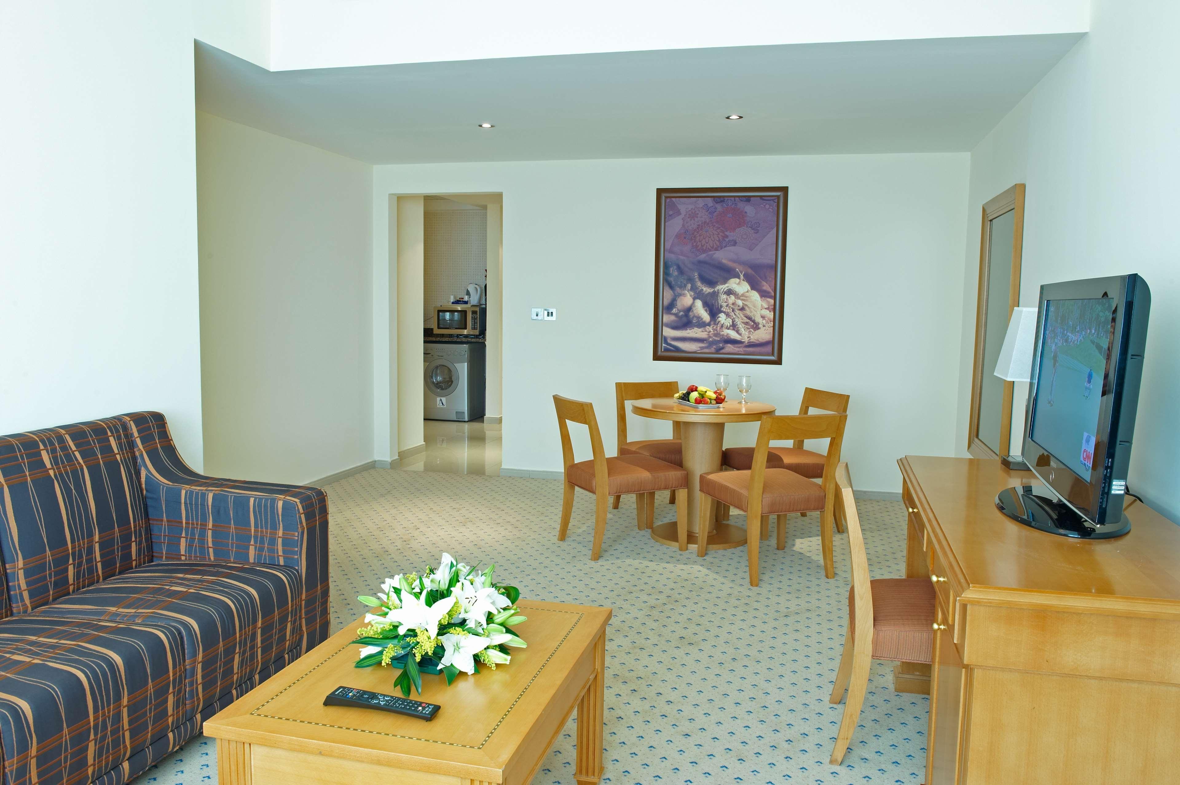 Golden Tulip Sharjah Apart otel Dış mekan fotoğraf