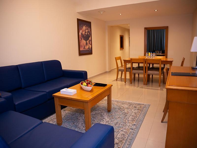 Golden Tulip Sharjah Apart otel Dış mekan fotoğraf