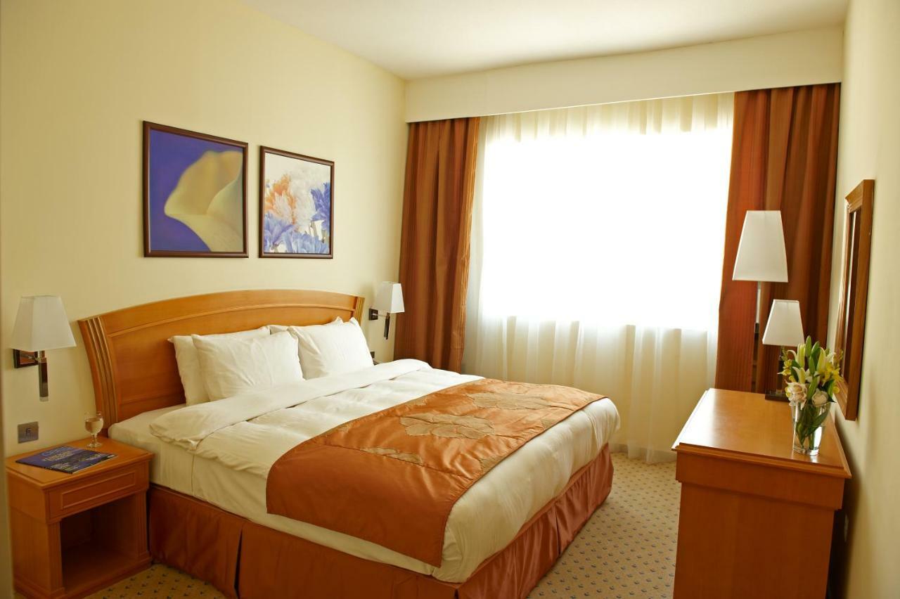 Golden Tulip Sharjah Apart otel Dış mekan fotoğraf