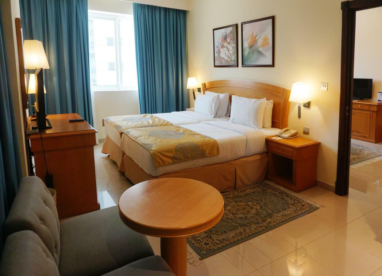 Golden Tulip Sharjah Apart otel Dış mekan fotoğraf