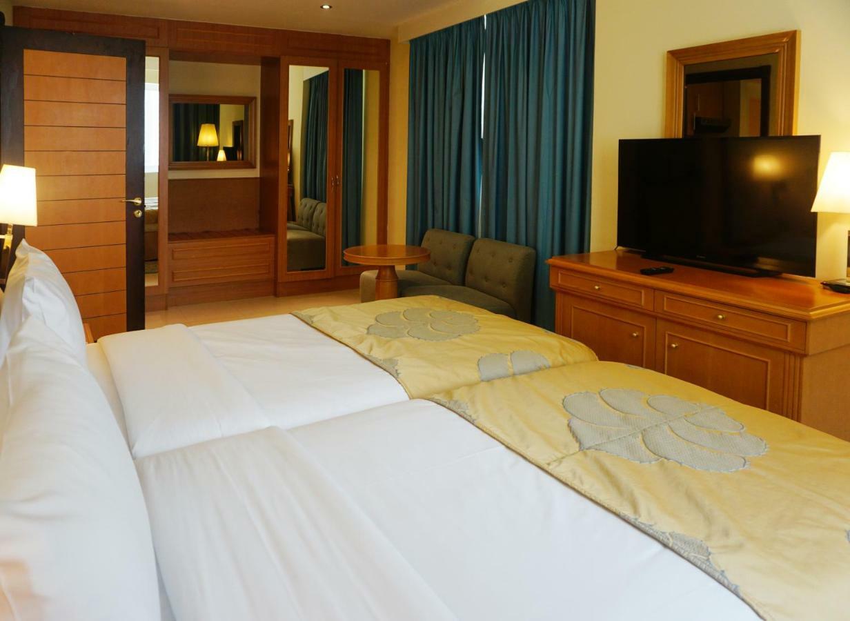 Golden Tulip Sharjah Apart otel Dış mekan fotoğraf