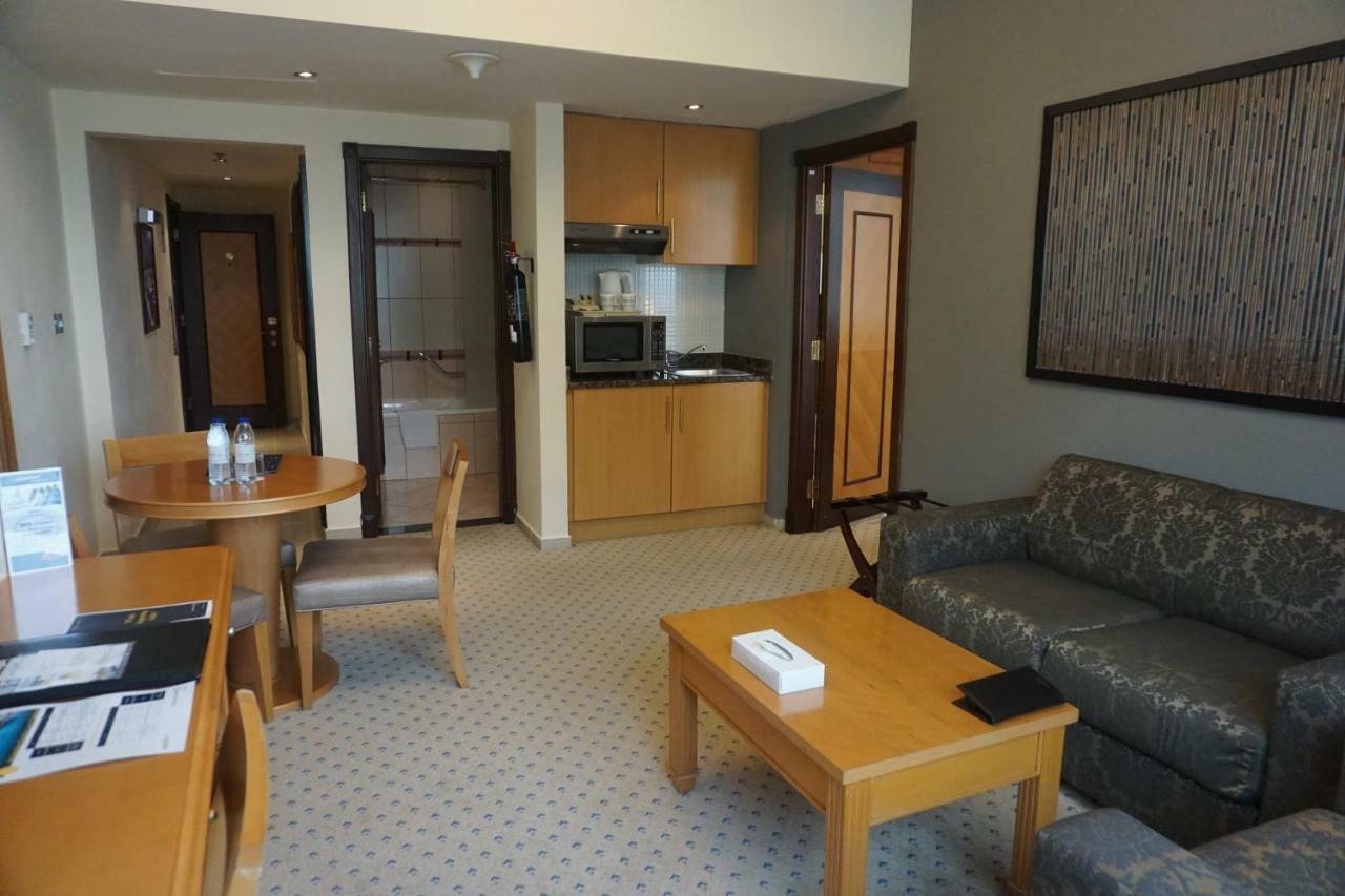 Golden Tulip Sharjah Apart otel Dış mekan fotoğraf