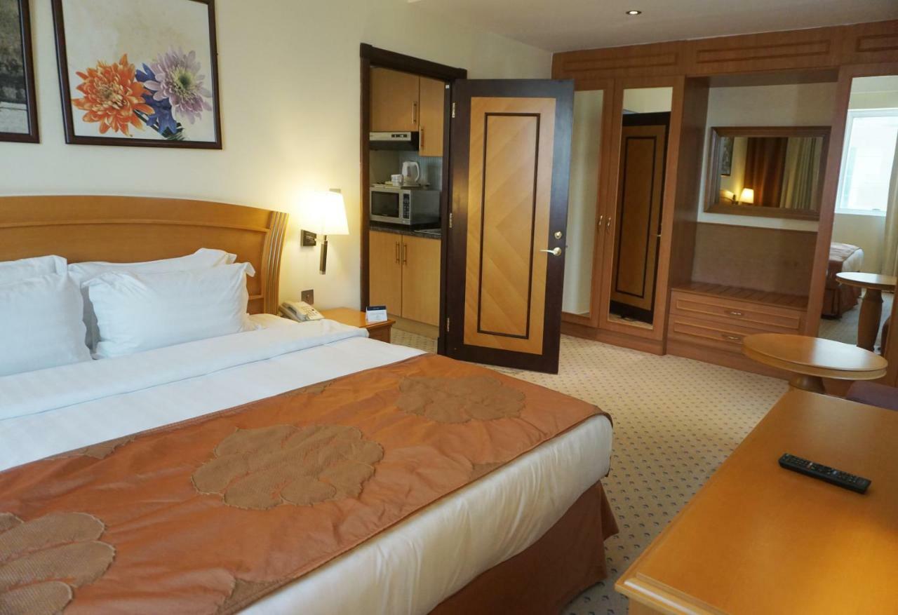 Golden Tulip Sharjah Apart otel Dış mekan fotoğraf