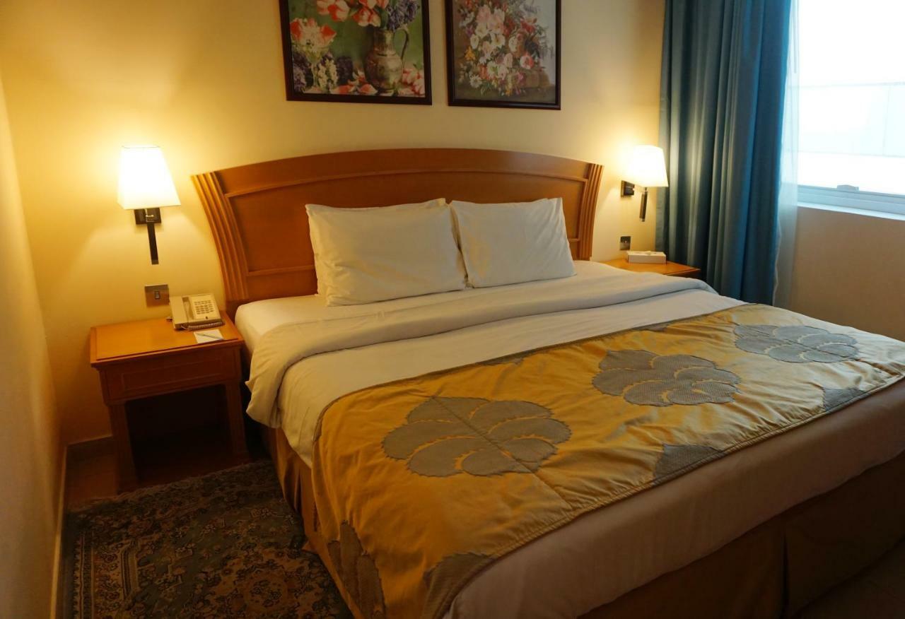 Golden Tulip Sharjah Apart otel Dış mekan fotoğraf