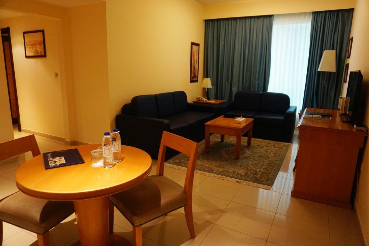 Golden Tulip Sharjah Apart otel Dış mekan fotoğraf