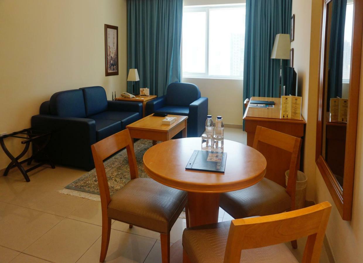 Golden Tulip Sharjah Apart otel Dış mekan fotoğraf