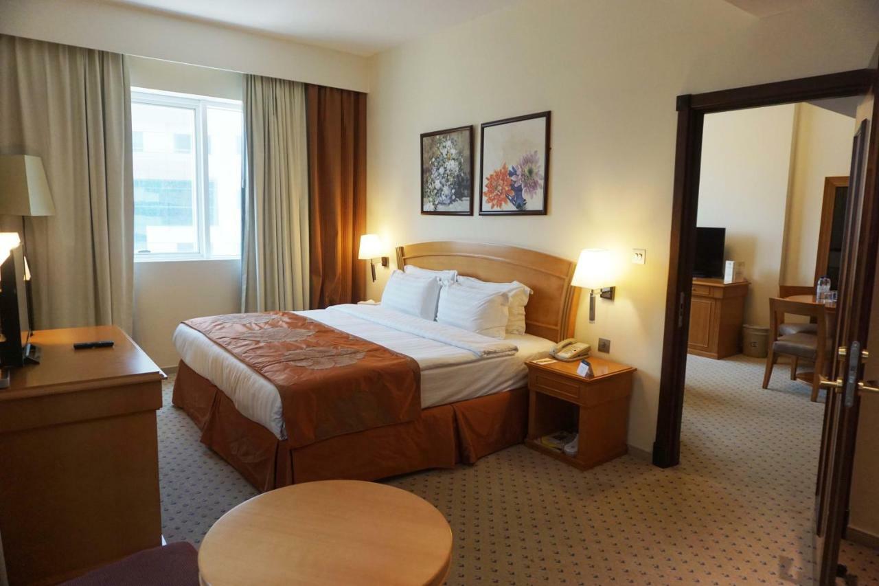 Golden Tulip Sharjah Apart otel Dış mekan fotoğraf
