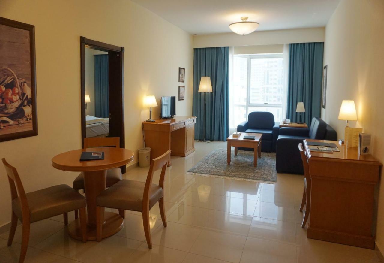 Golden Tulip Sharjah Apart otel Dış mekan fotoğraf