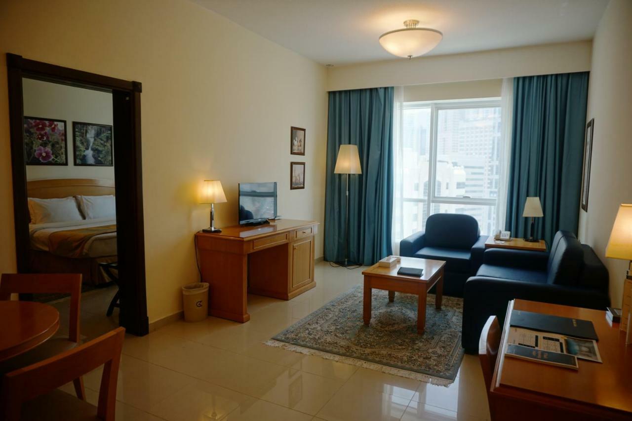 Golden Tulip Sharjah Apart otel Dış mekan fotoğraf