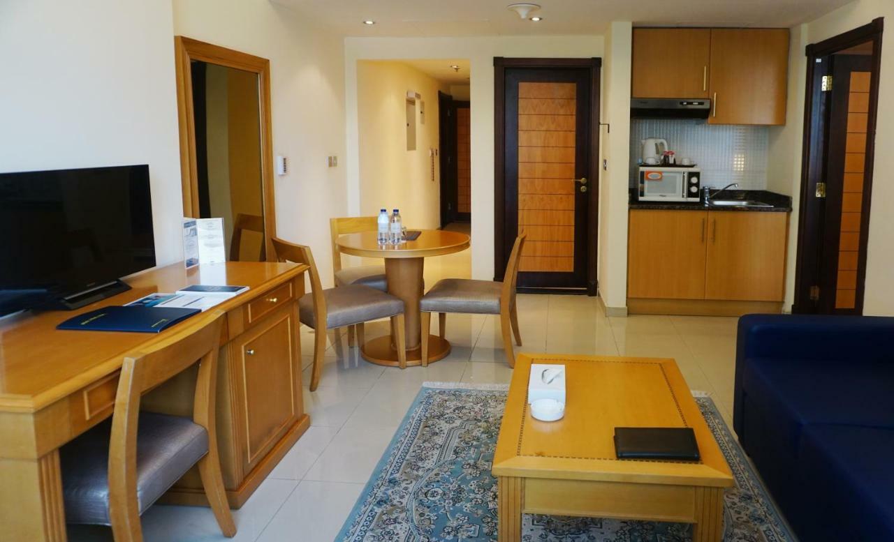 Golden Tulip Sharjah Apart otel Dış mekan fotoğraf